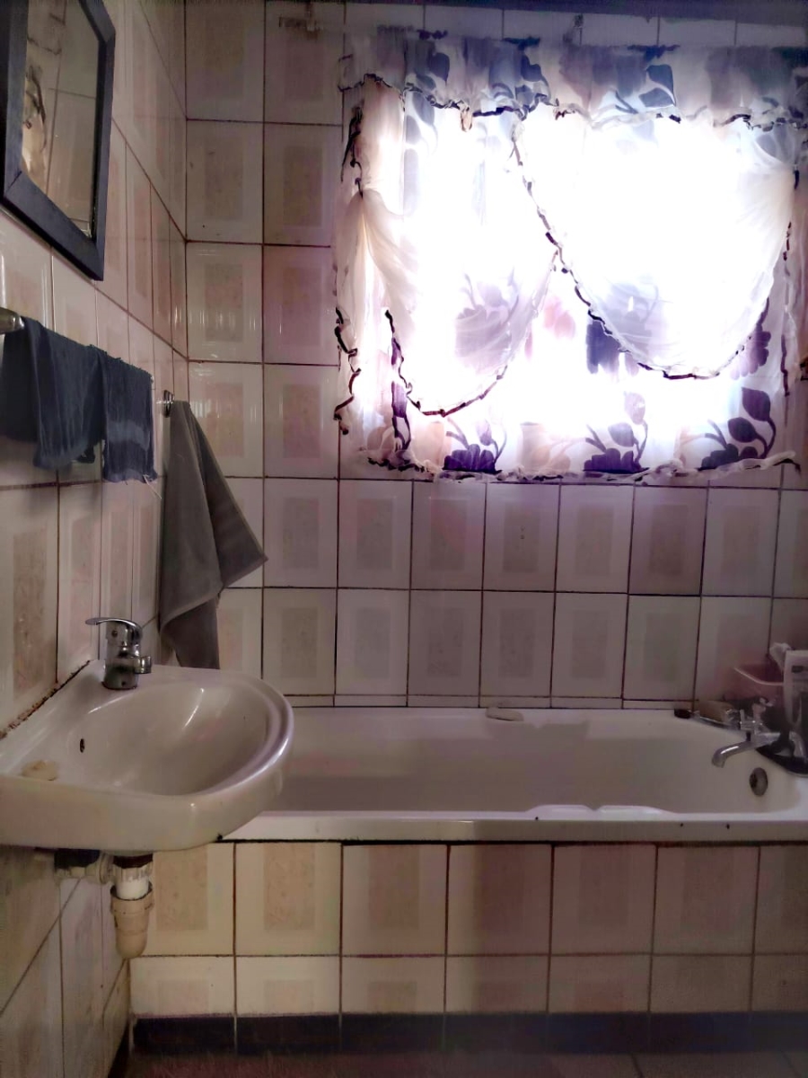 2 Bedroom Property for Sale in Roosendal Western Cape
